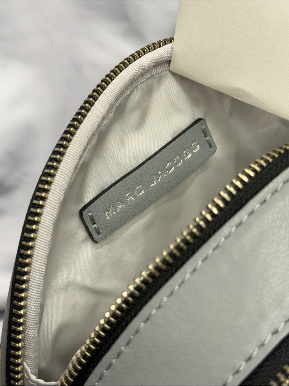 (new+tag) Marc Jacobs x Looney Tunes Bugs Bunny Collaboration Round Crossbody - Picture 9 of 17